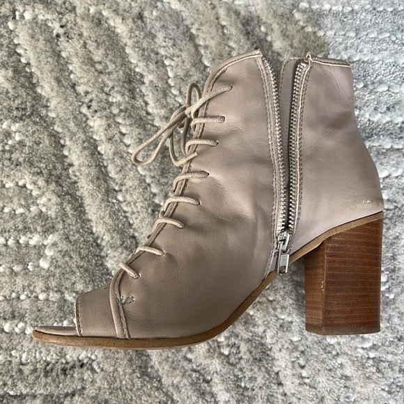 Classy taupe color leather lace up ankle boots - Picture 5 of 6